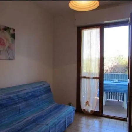Intimate In A Modern Μπιμπιόνε