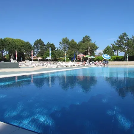 Intimate In A Modern With Pools *